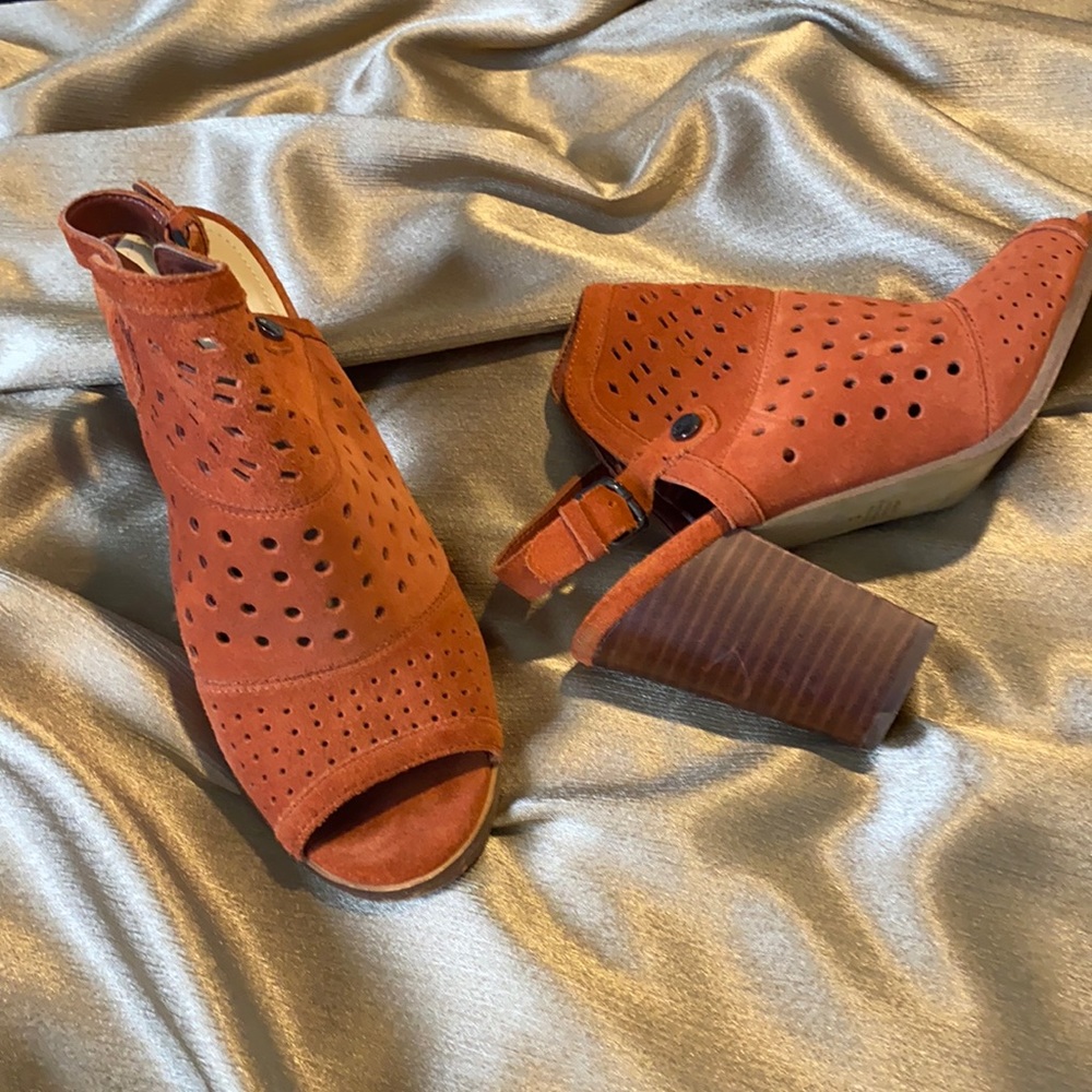 Marc Fisher size 8 rust colored suede heels